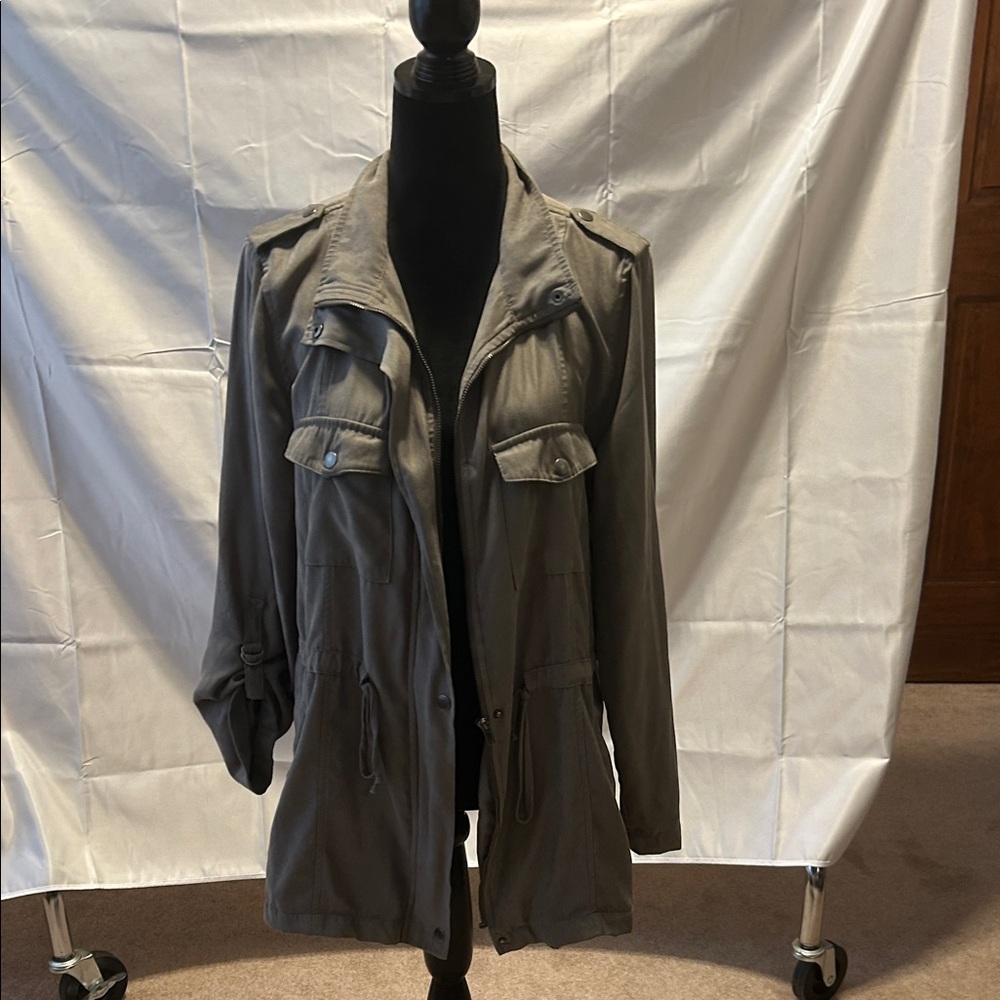 Stylish army green lightvweight jacket